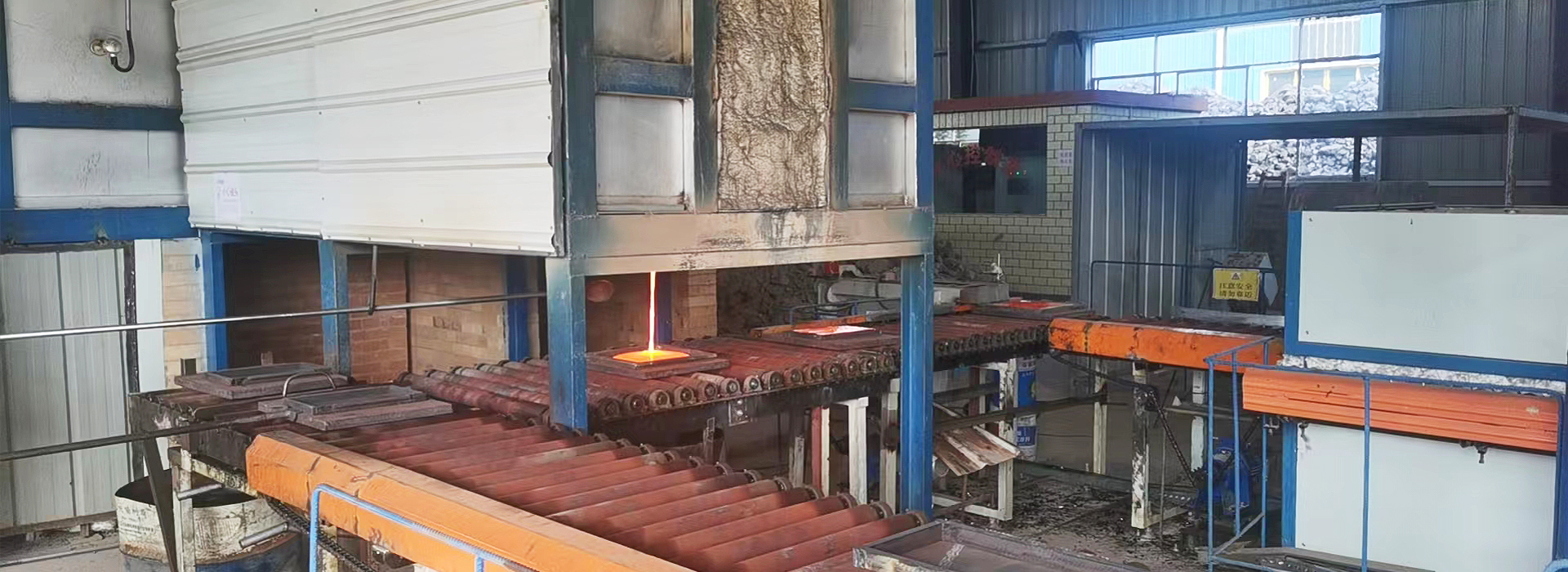 耐磨鑄石管有很好的耐腐蝕、耐磨性能。耐磨鑄石管、鑄石板尺寸規(guī)格齊全，品質(zhì)保障，歡迎新老用戶(hù)實(shí)地考察。